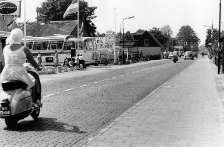 847594 Gezicht op de Oud Loosdrechtsedijk (de T32, tertiaire provinciale weg Loenen-Hilversum) te Loosdrecht, met links ...